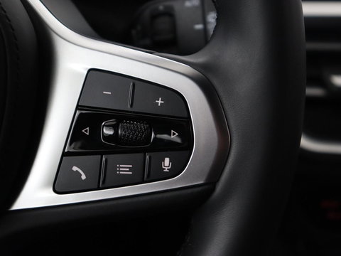 BMW 3 Serie 318i Luxury Line | Sportstoelen | Leder | Carplay | Live Cockpit | Sfeerverlichting | Trekhaak | Parkeerhulp | Climate control | Full LED | Cruise control | Bluetooth