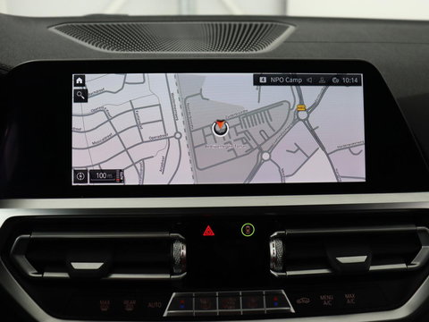 BMW 3 Serie 318i Luxury Line | Sportstoelen | Leder | Carplay | Live Cockpit | Sfeerverlichting | Trekhaak | Parkeerhulp | Climate control | Full LED | Cruise control | Bluetooth