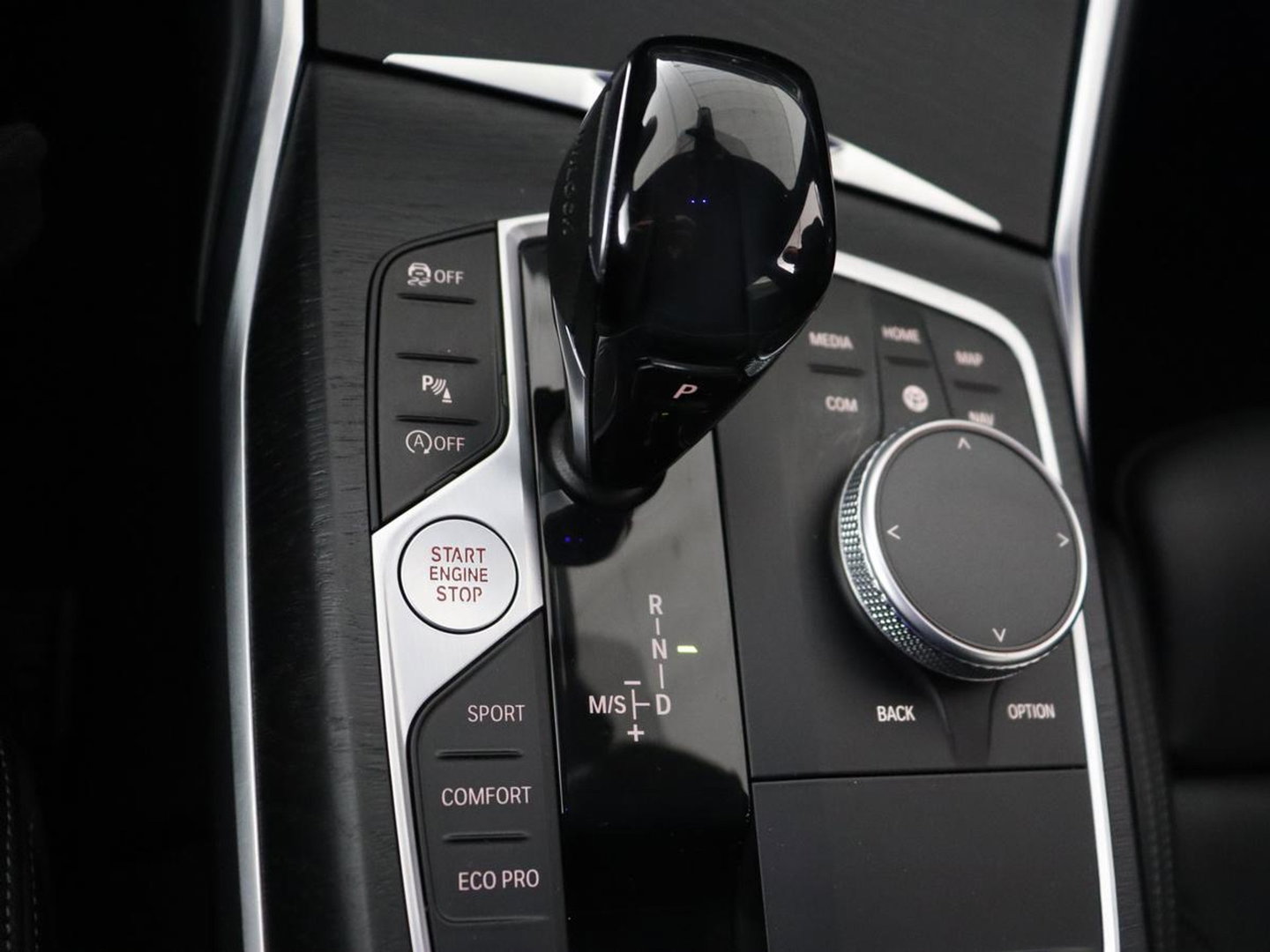 BMW 3 Serie 318i Luxury Line | Sportstoelen | Leder | Carplay | Live Cockpit | Sfeerverlichting | Trekhaak | Parkeerhulp | Climate control | Full LED | Cruise control | Bluetooth