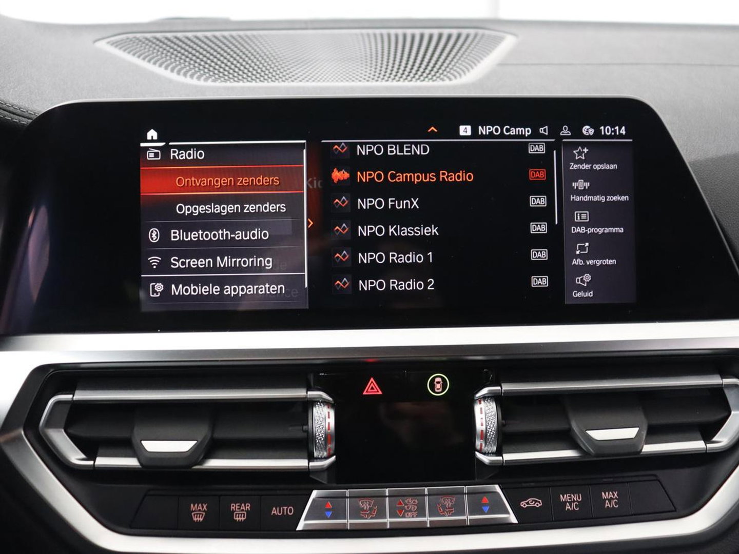 BMW 3 Serie 318i Luxury Line | Sportstoelen | Leder | Carplay | Live Cockpit | Sfeerverlichting | Trekhaak | Parkeerhulp | Climate control | Full LED | Cruise control | Bluetooth