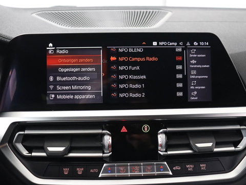 BMW 3 Serie 318i Luxury Line | Sportstoelen | Leder | Carplay | Live Cockpit | Sfeerverlichting | Trekhaak | Parkeerhulp | Climate control | Full LED | Cruise control | Bluetooth