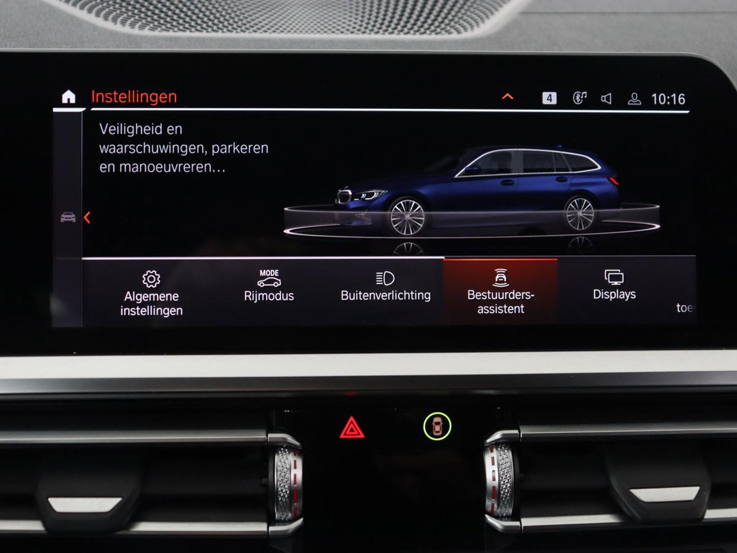 BMW 3 Serie 318i Luxury Line | Sportstoelen | Leder | Carplay | Live Cockpit | Sfeerverlichting | Trekhaak | Parkeerhulp | Climate control | Full LED | Cruise control | Bluetooth