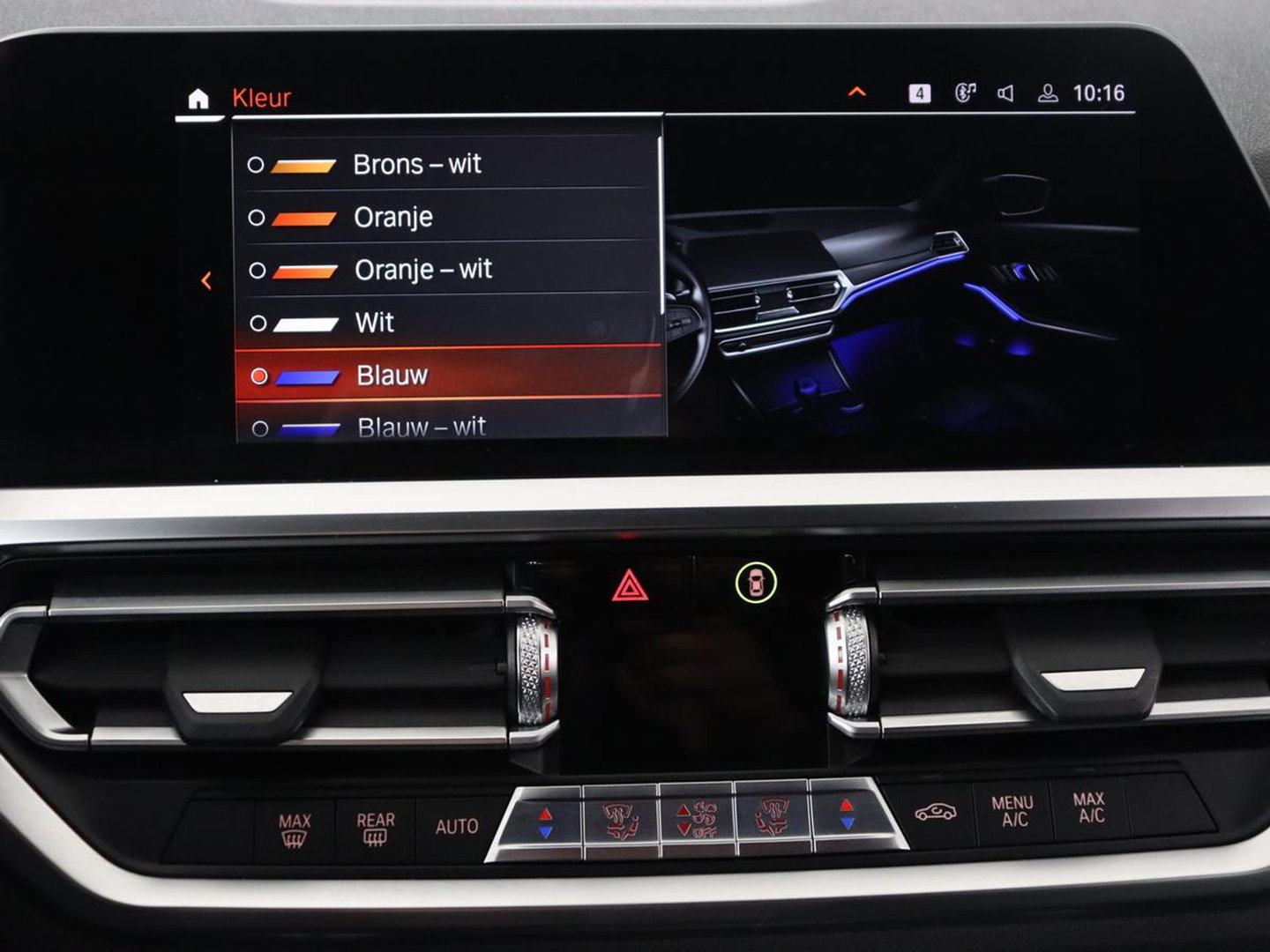 BMW 3 Serie 318i Luxury Line | Sportstoelen | Leder | Carplay | Live Cockpit | Sfeerverlichting | Trekhaak | Parkeerhulp | Climate control | Full LED | Cruise control | Bluetooth