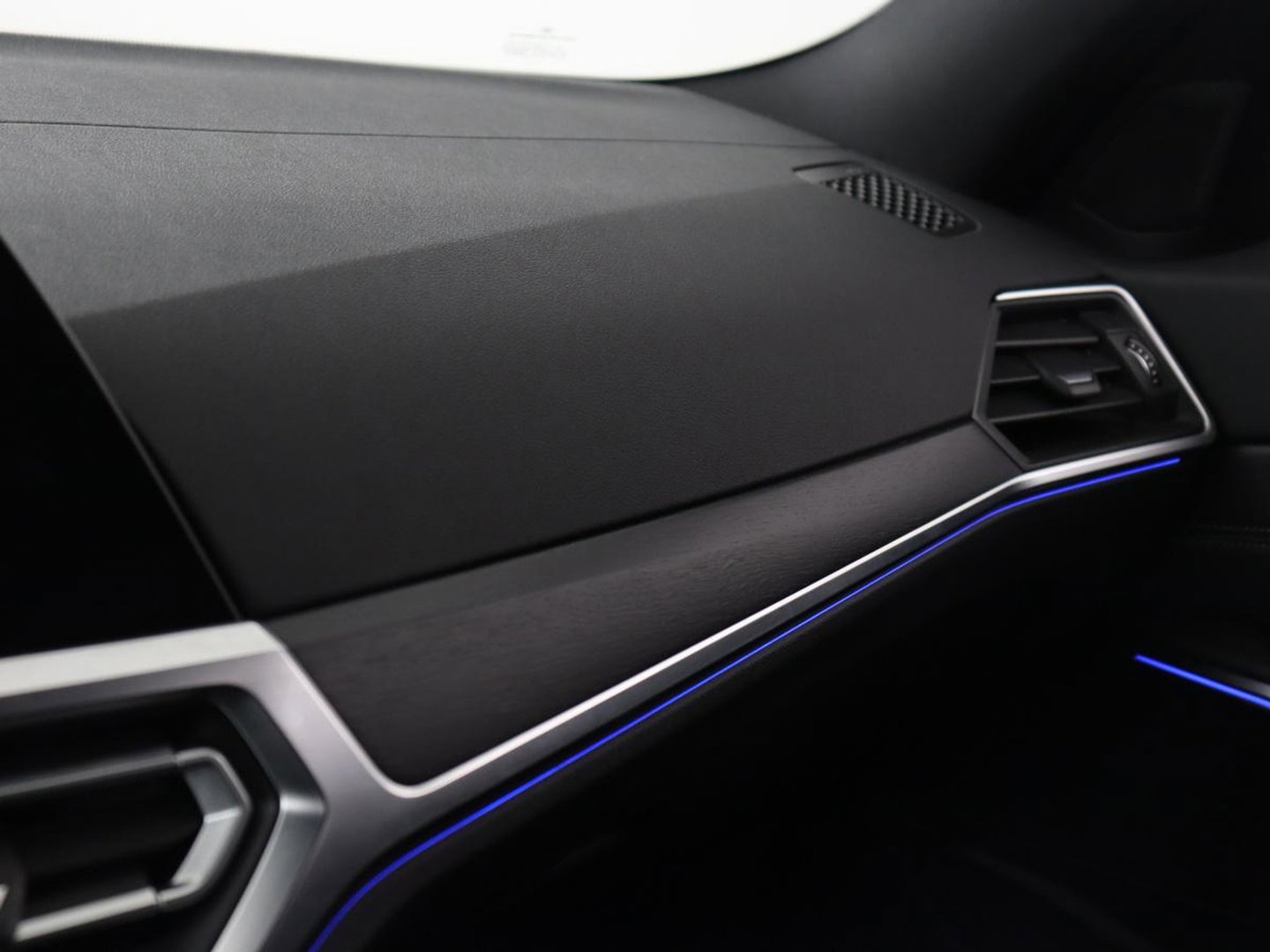 BMW 3 Serie 318i Luxury Line | Sportstoelen | Leder | Carplay | Live Cockpit | Sfeerverlichting | Trekhaak | Parkeerhulp | Climate control | Full LED | Cruise control | Bluetooth