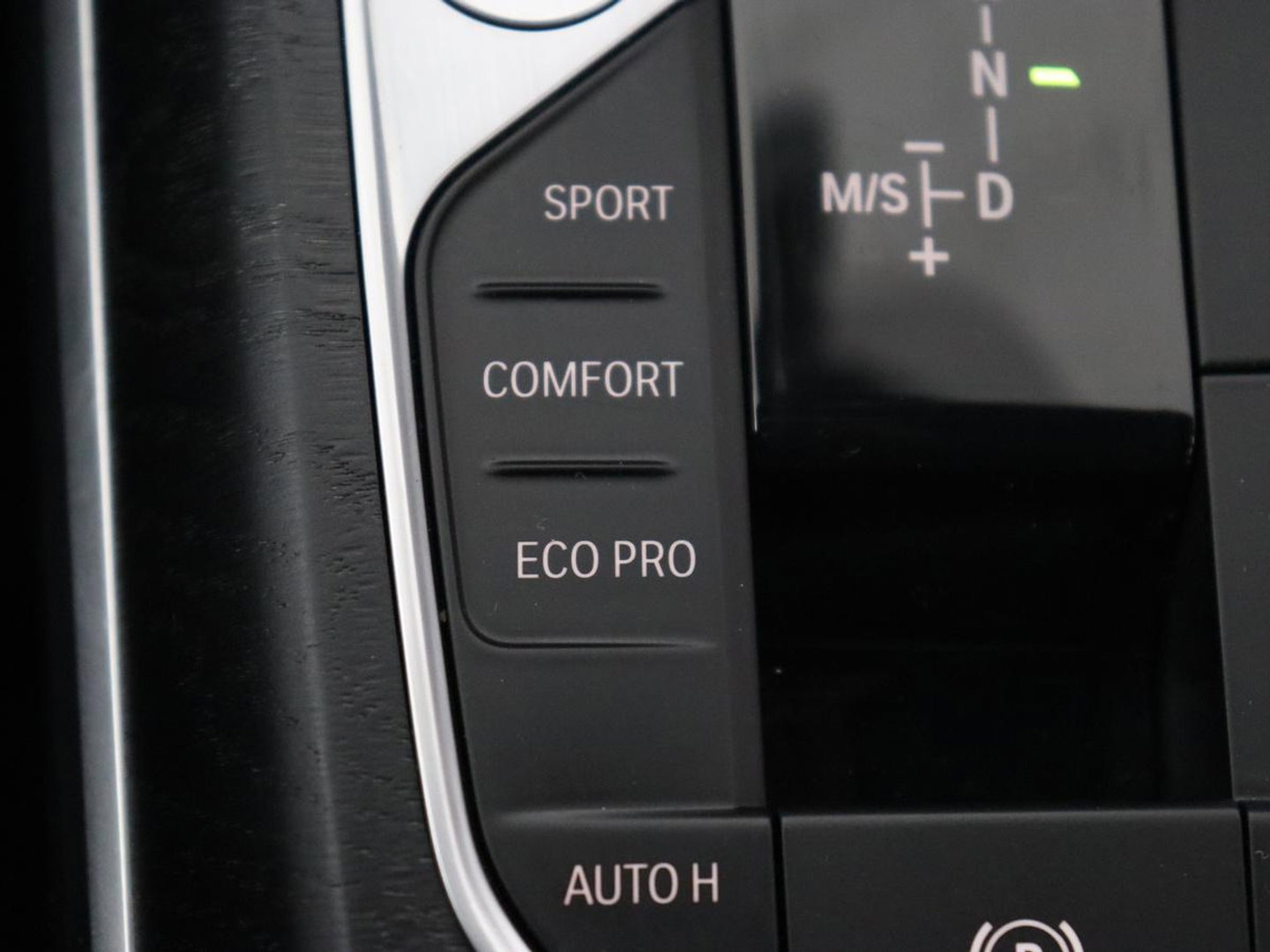 BMW 3 Serie 318i Luxury Line | Sportstoelen | Leder | Carplay | Live Cockpit | Sfeerverlichting | Trekhaak | Parkeerhulp | Climate control | Full LED | Cruise control | Bluetooth