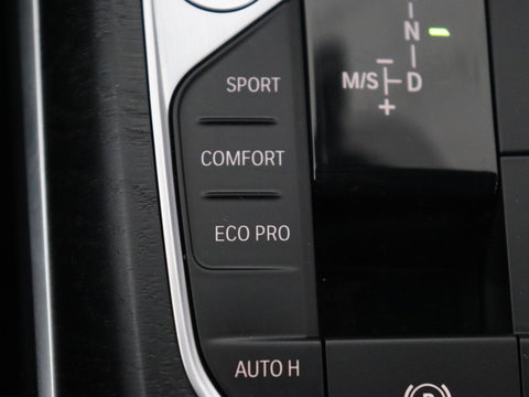 BMW 3 Serie 318i Luxury Line | Sportstoelen | Leder | Carplay | Live Cockpit | Sfeerverlichting | Trekhaak | Parkeerhulp | Climate control | Full LED | Cruise control | Bluetooth