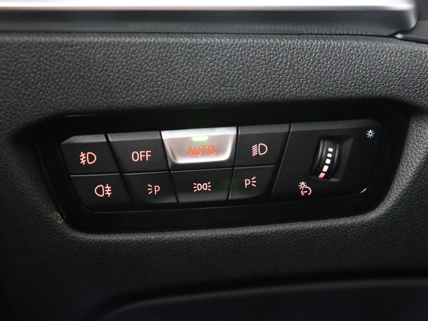 BMW 3 Serie 318i Luxury Line | Sportstoelen | Leder | Carplay | Live Cockpit | Sfeerverlichting | Trekhaak | Parkeerhulp | Climate control | Full LED | Cruise control | Bluetooth