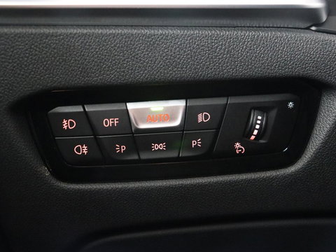 BMW 3 Serie 318i Luxury Line | Sportstoelen | Leder | Carplay | Live Cockpit | Sfeerverlichting | Trekhaak | Parkeerhulp | Climate control | Full LED | Cruise control | Bluetooth