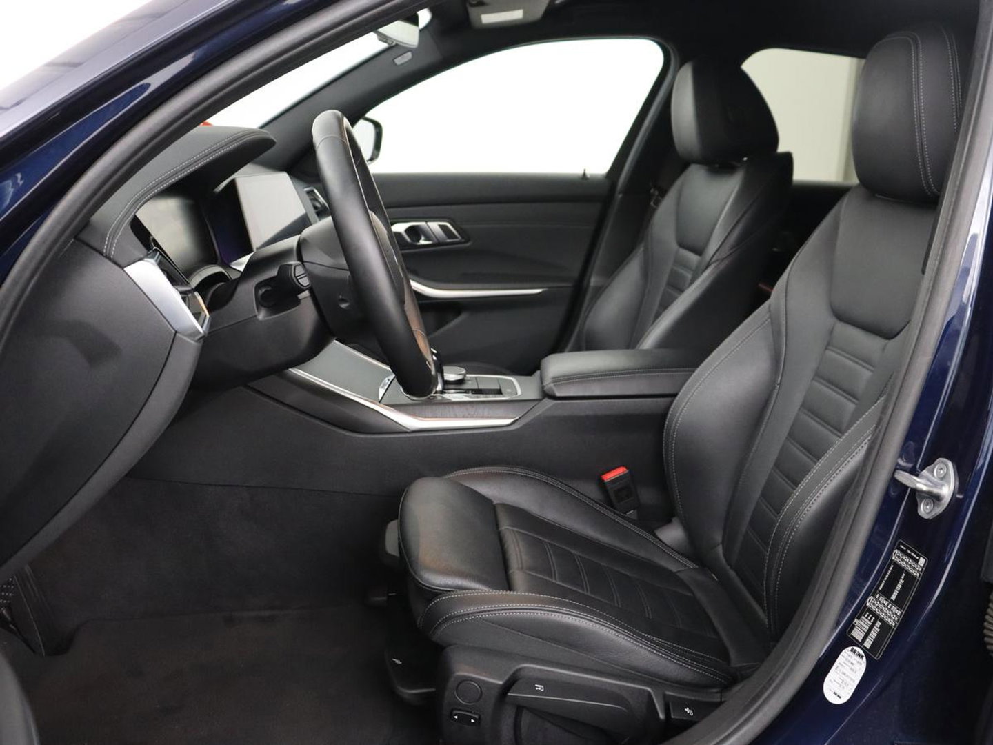 BMW 3 Serie 318i Luxury Line | Sportstoelen | Leder | Carplay | Live Cockpit | Sfeerverlichting | Trekhaak | Parkeerhulp | Climate control | Full LED | Cruise control | Bluetooth