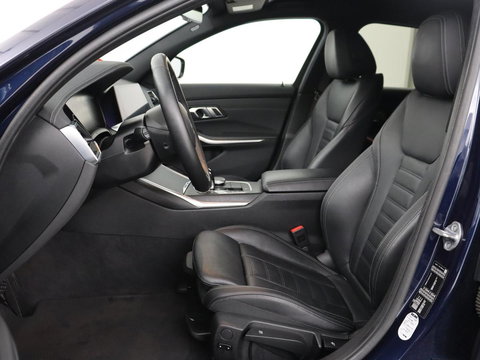 BMW 3 Serie 318i Luxury Line | Sportstoelen | Leder | Carplay | Live Cockpit | Sfeerverlichting | Trekhaak | Parkeerhulp | Climate control | Full LED | Cruise control | Bluetooth