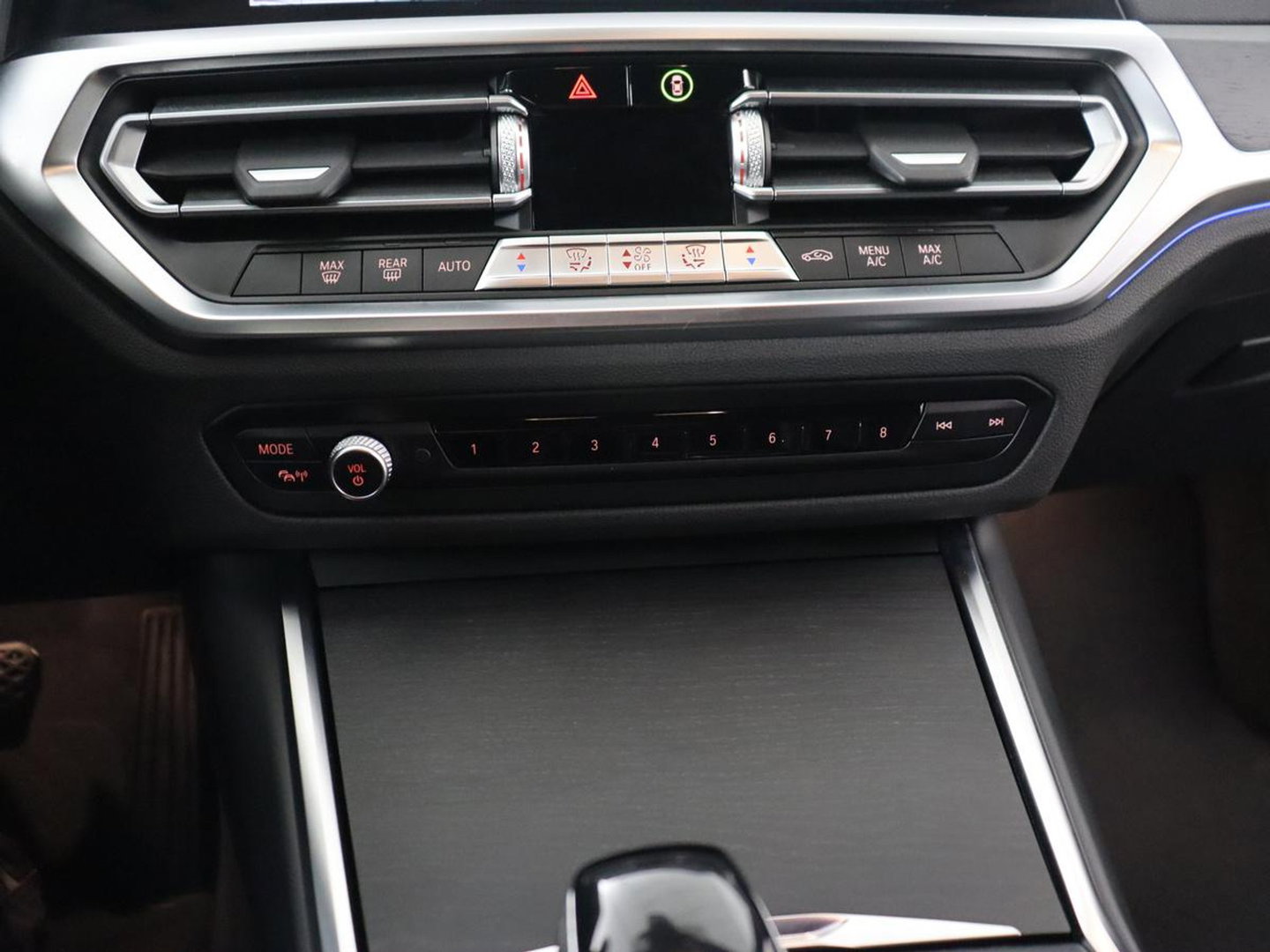 BMW 3 Serie 318i Luxury Line | Sportstoelen | Leder | Carplay | Live Cockpit | Sfeerverlichting | Trekhaak | Parkeerhulp | Climate control | Full LED | Cruise control | Bluetooth