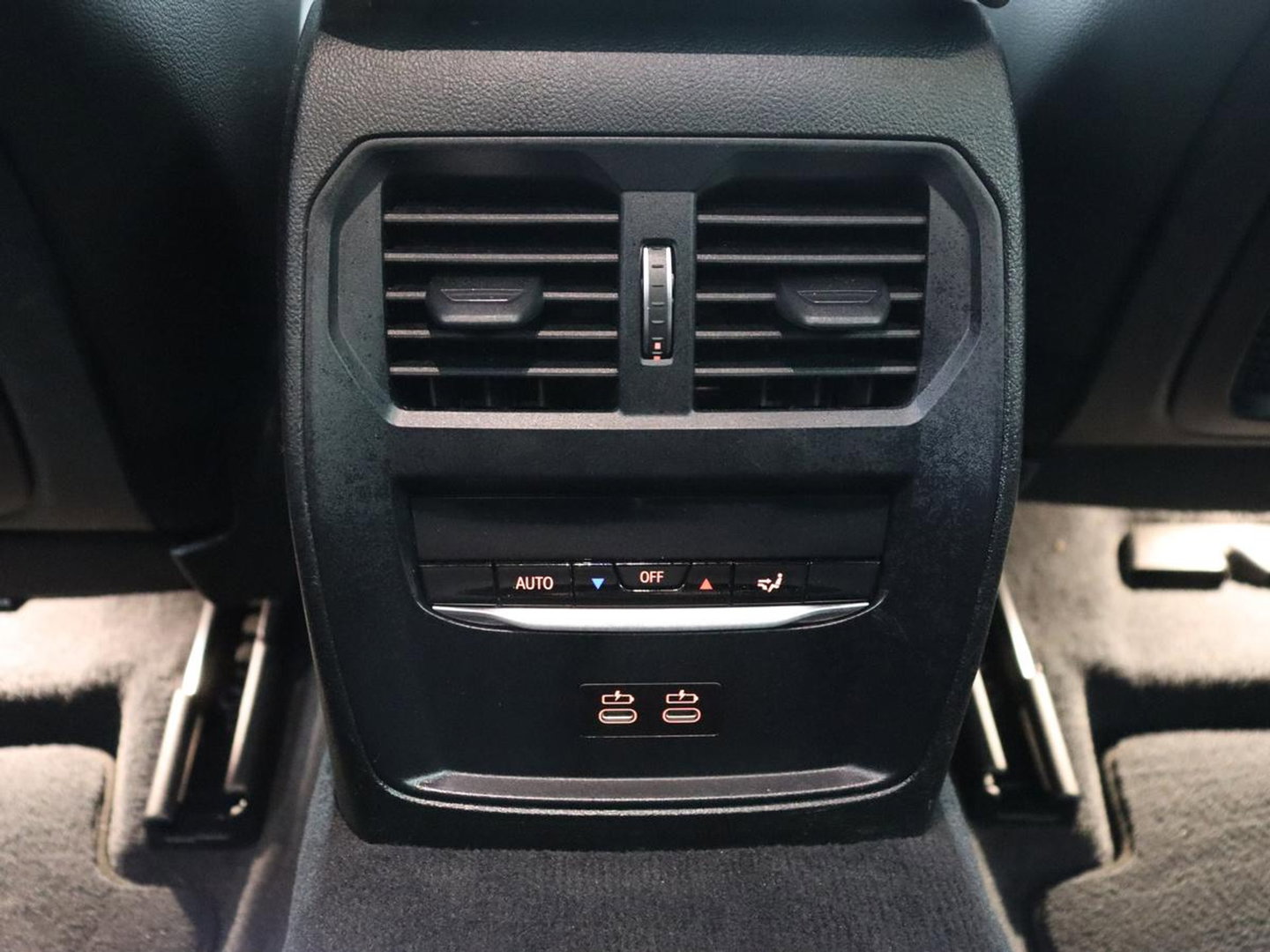 BMW 3 Serie 318i Luxury Line | Sportstoelen | Leder | Carplay | Live Cockpit | Sfeerverlichting | Trekhaak | Parkeerhulp | Climate control | Full LED | Cruise control | Bluetooth