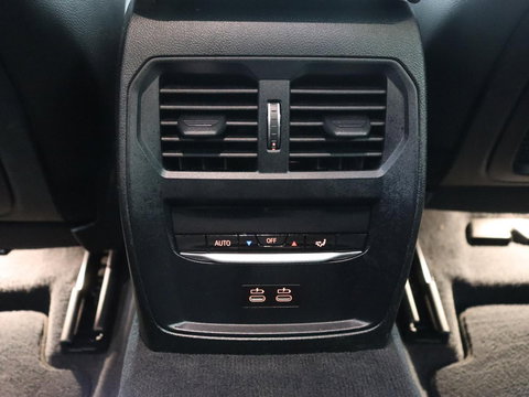 BMW 3 Serie 318i Luxury Line | Sportstoelen | Leder | Carplay | Live Cockpit | Sfeerverlichting | Trekhaak | Parkeerhulp | Climate control | Full LED | Cruise control | Bluetooth