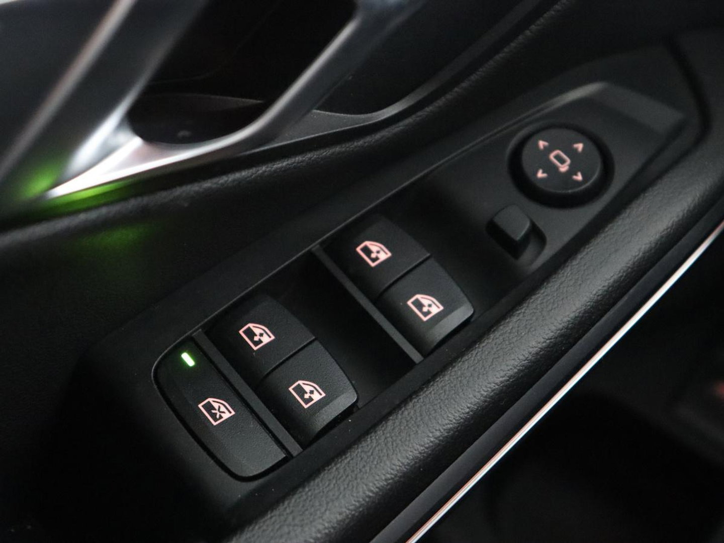 BMW 3 Serie 318i Luxury Line | Sportstoelen | Leder | Carplay | Live Cockpit | Sfeerverlichting | Trekhaak | Parkeerhulp | Climate control | Full LED | Cruise control | Bluetooth