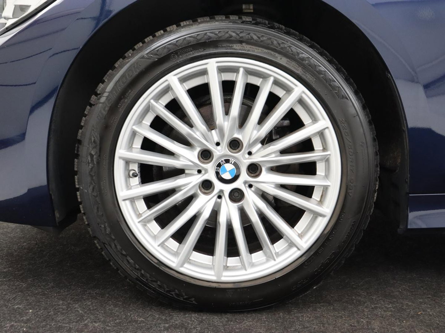 BMW 3 Serie 318i Luxury Line | Sportstoelen | Leder | Carplay | Live Cockpit | Sfeerverlichting | Trekhaak | Parkeerhulp | Climate control | Full LED | Cruise control | Bluetooth