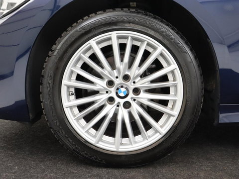 BMW 3 Serie 318i Luxury Line | Sportstoelen | Leder | Carplay | Live Cockpit | Sfeerverlichting | Trekhaak | Parkeerhulp | Climate control | Full LED | Cruise control | Bluetooth