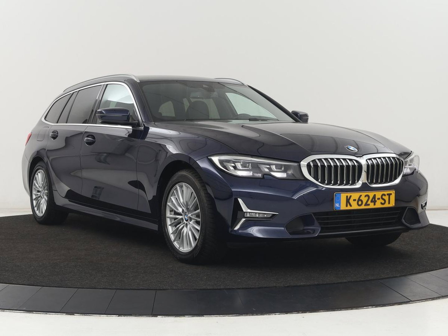 BMW 3 Serie 318i Luxury Line | Sportstoelen | Leder | Carplay | Live Cockpit | Sfeerverlichting | Trekhaak | Parkeerhulp | Climate control | Full LED | Cruise control | Bluetooth