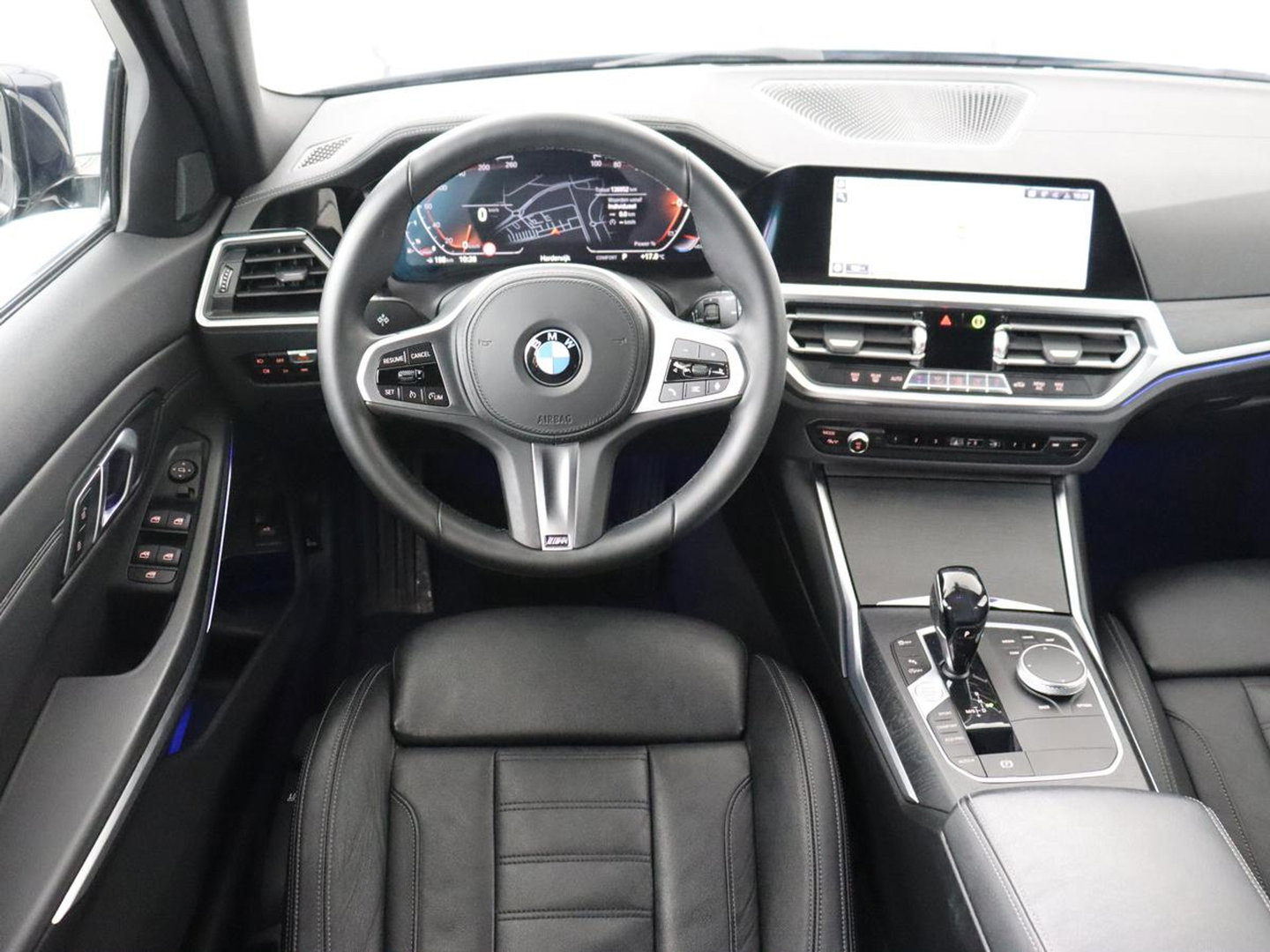 BMW 3 Serie 318i Luxury Line | Sportstoelen | Leder | Carplay | Live Cockpit | Sfeerverlichting | Trekhaak | Parkeerhulp | Climate control | Full LED | Cruise control | Bluetooth
