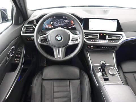 BMW 3 Serie 318i Luxury Line | Sportstoelen | Leder | Carplay | Live Cockpit | Sfeerverlichting | Trekhaak | Parkeerhulp | Climate control | Full LED | Cruise control | Bluetooth
