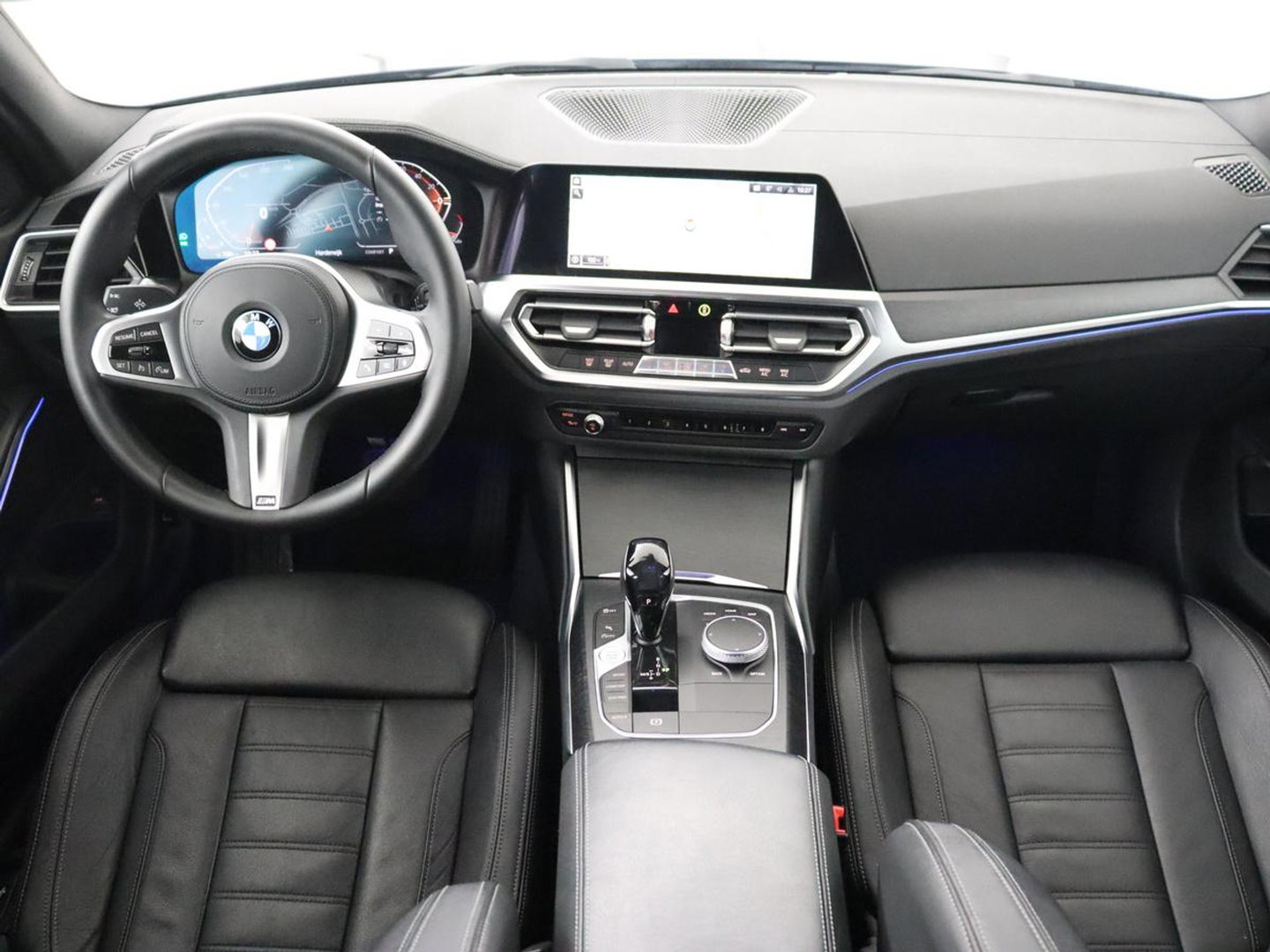BMW 3 Serie 318i Luxury Line | Sportstoelen | Leder | Carplay | Live Cockpit | Sfeerverlichting | Trekhaak | Parkeerhulp | Climate control | Full LED | Cruise control | Bluetooth
