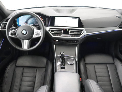 BMW 3 Serie 318i Luxury Line | Sportstoelen | Leder | Carplay | Live Cockpit | Sfeerverlichting | Trekhaak | Parkeerhulp | Climate control | Full LED | Cruise control | Bluetooth