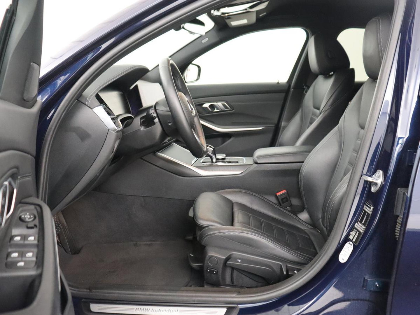 BMW 3 Serie 318i Luxury Line | Sportstoelen | Leder | Carplay | Live Cockpit | Sfeerverlichting | Trekhaak | Parkeerhulp | Climate control | Full LED | Cruise control | Bluetooth