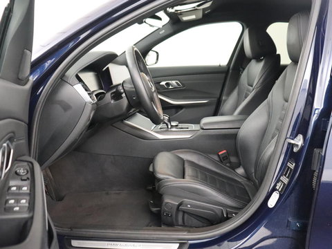 BMW 3 Serie 318i Luxury Line | Sportstoelen | Leder | Carplay | Live Cockpit | Sfeerverlichting | Trekhaak | Parkeerhulp | Climate control | Full LED | Cruise control | Bluetooth