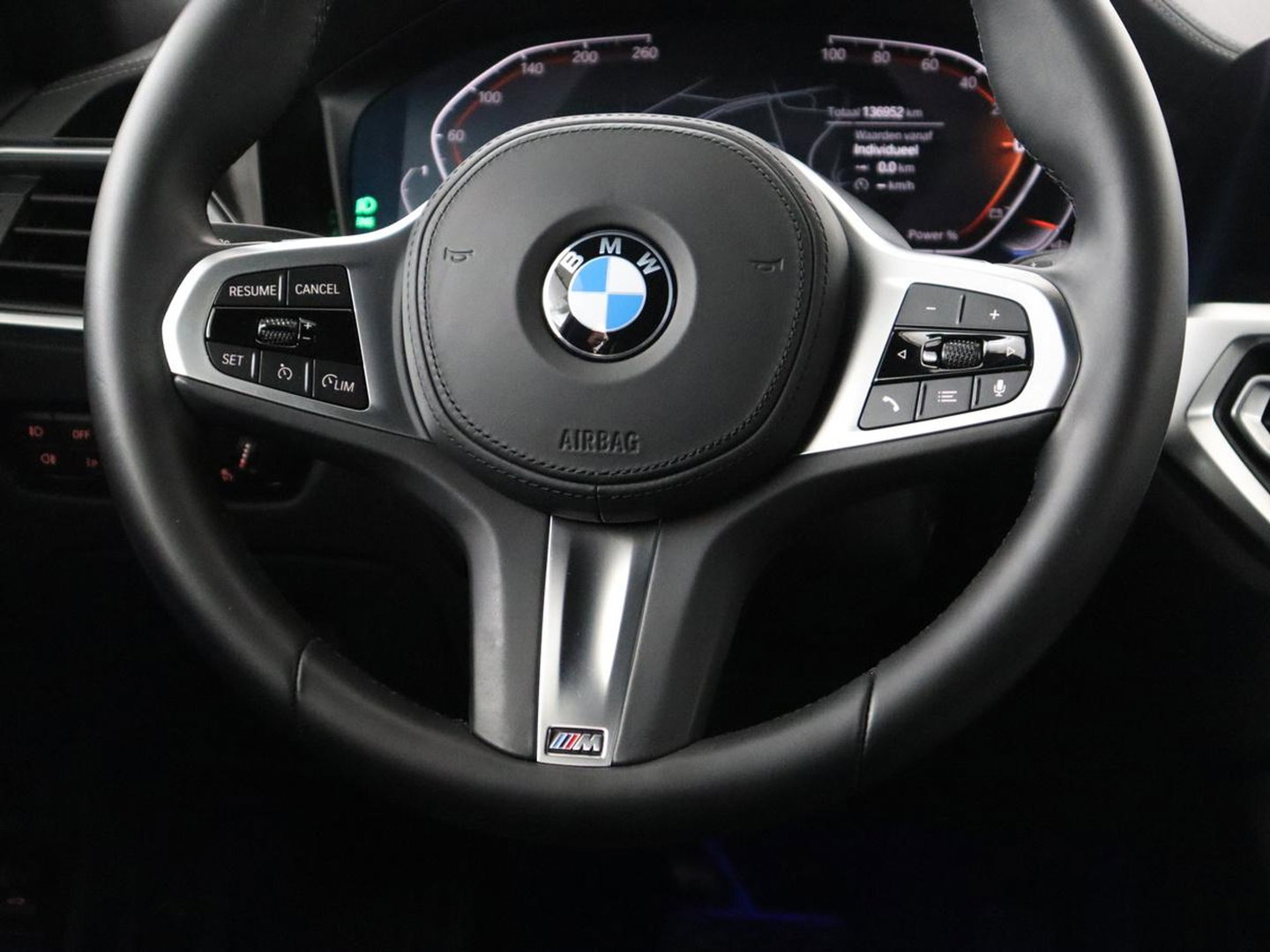 BMW 3 Serie 318i Luxury Line | Sportstoelen | Leder | Carplay | Live Cockpit | Sfeerverlichting | Trekhaak | Parkeerhulp | Climate control | Full LED | Cruise control | Bluetooth