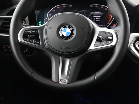 BMW 3 Serie 318i Luxury Line | Sportstoelen | Leder | Carplay | Live Cockpit | Sfeerverlichting | Trekhaak | Parkeerhulp | Climate control | Full LED | Cruise control | Bluetooth
