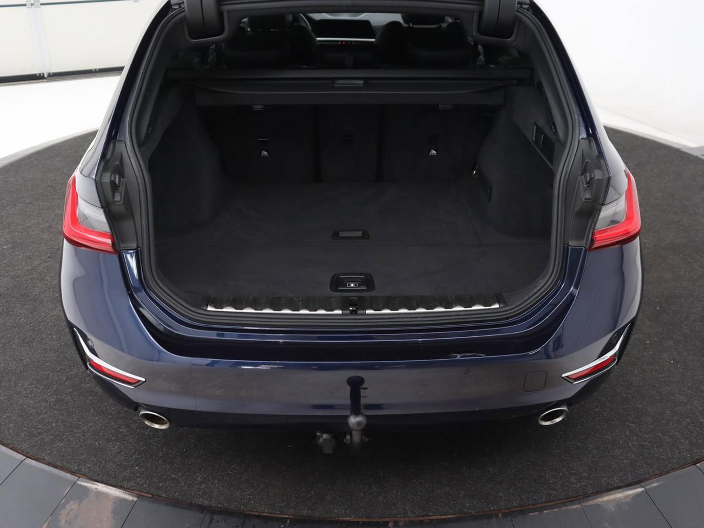 BMW 3 Serie 318i Luxury Line | Sportstoelen | Leder | Carplay | Live Cockpit | Sfeerverlichting | Trekhaak | Parkeerhulp | Climate control | Full LED | Cruise control | Bluetooth