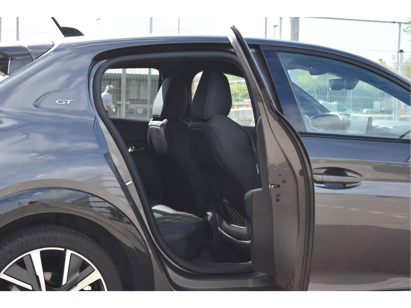 Peugeot 208 1.2 PureTech 131 pk GT-Line | Camera | Carplay | DAB | Stoelverwarming | Sfeerverlichting | Sportstoelen | Full LED