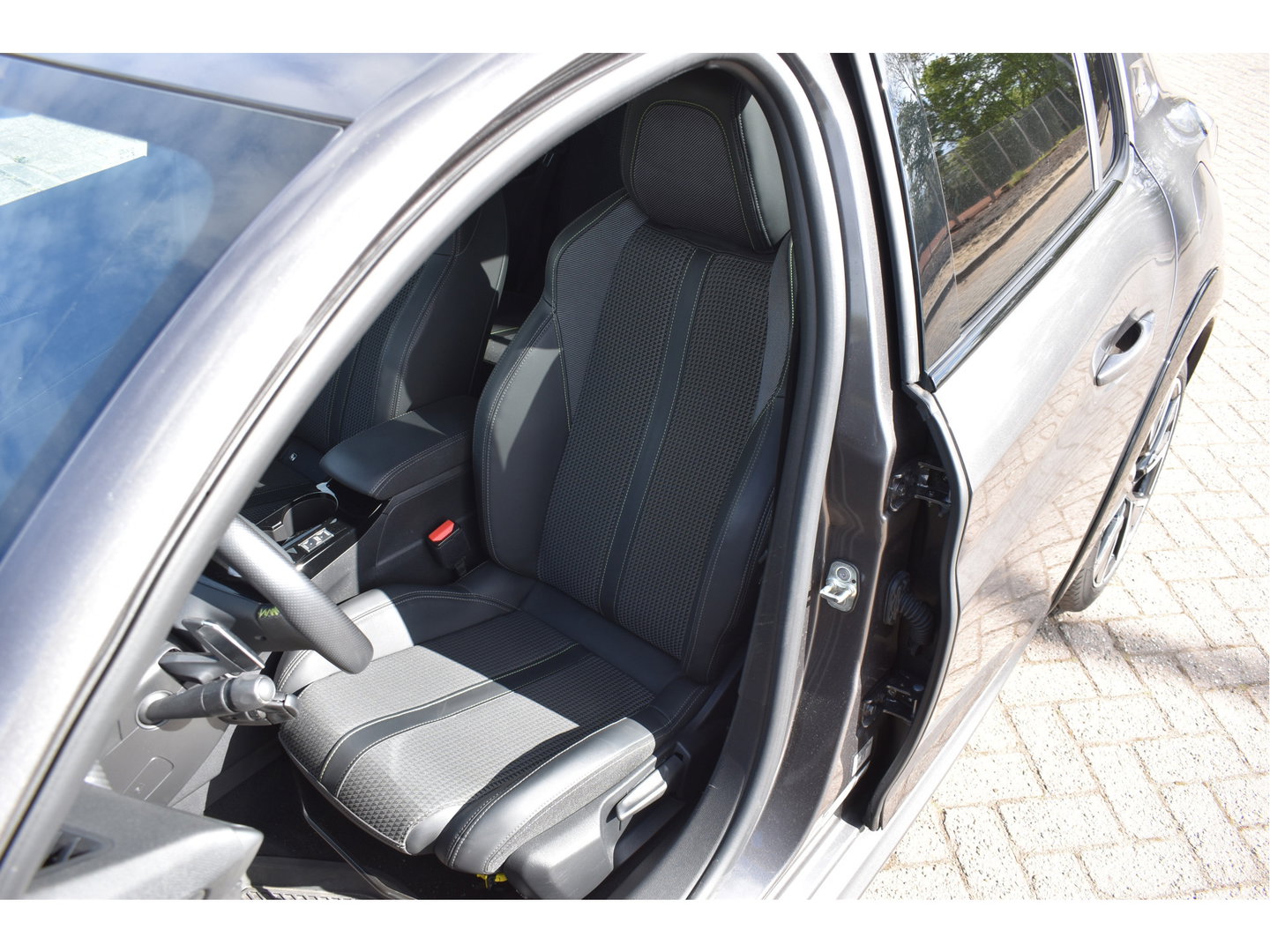 Peugeot 208 1.2 PureTech 131 pk GT-Line | Camera | Carplay | DAB | Stoelverwarming | Sfeerverlichting | Sportstoelen | Full LED