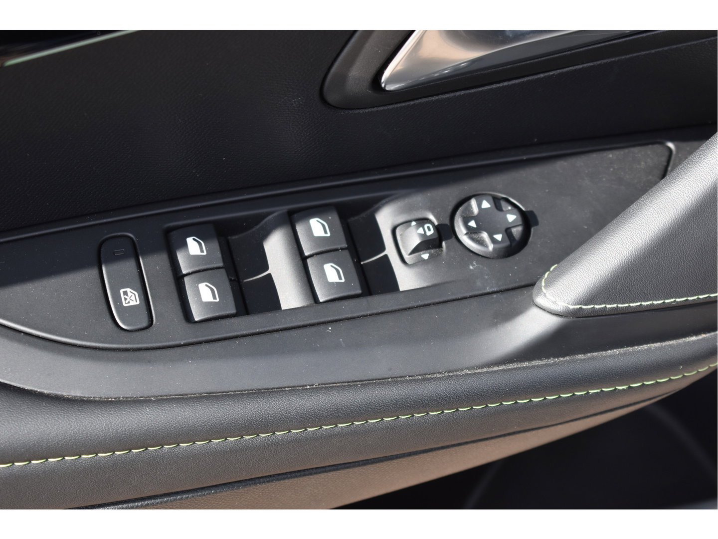 Peugeot 208 1.2 PureTech 131 pk GT-Line | Camera | Carplay | DAB | Stoelverwarming | Sfeerverlichting | Sportstoelen | Full LED