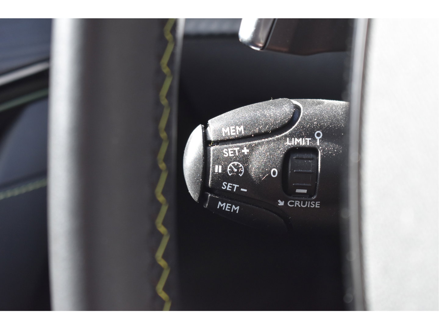 Peugeot 208 1.2 PureTech 131 pk GT-Line | Camera | Carplay | DAB | Stoelverwarming | Sfeerverlichting | Sportstoelen | Full LED