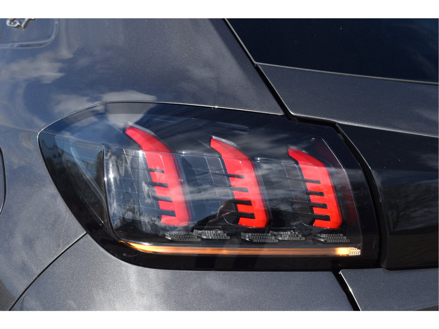 Peugeot 208 1.2 PureTech 131 pk GT-Line | Camera | Carplay | DAB | Stoelverwarming | Sfeerverlichting | Sportstoelen | Full LED