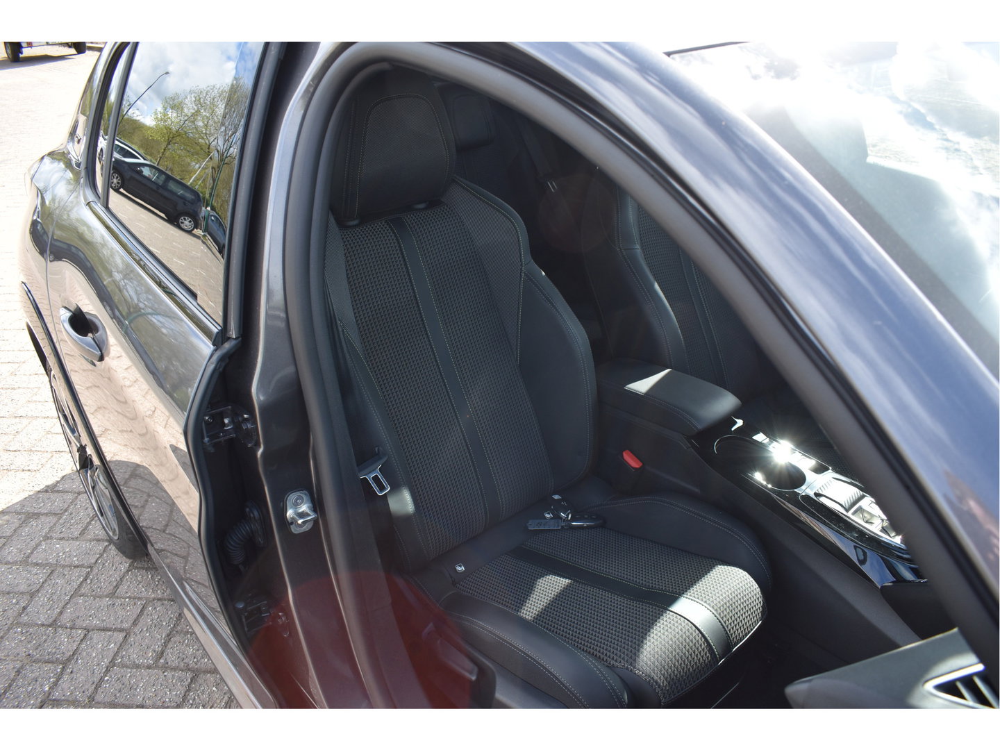 Peugeot 208 1.2 PureTech 131 pk GT-Line | Camera | Carplay | DAB | Stoelverwarming | Sfeerverlichting | Sportstoelen | Full LED