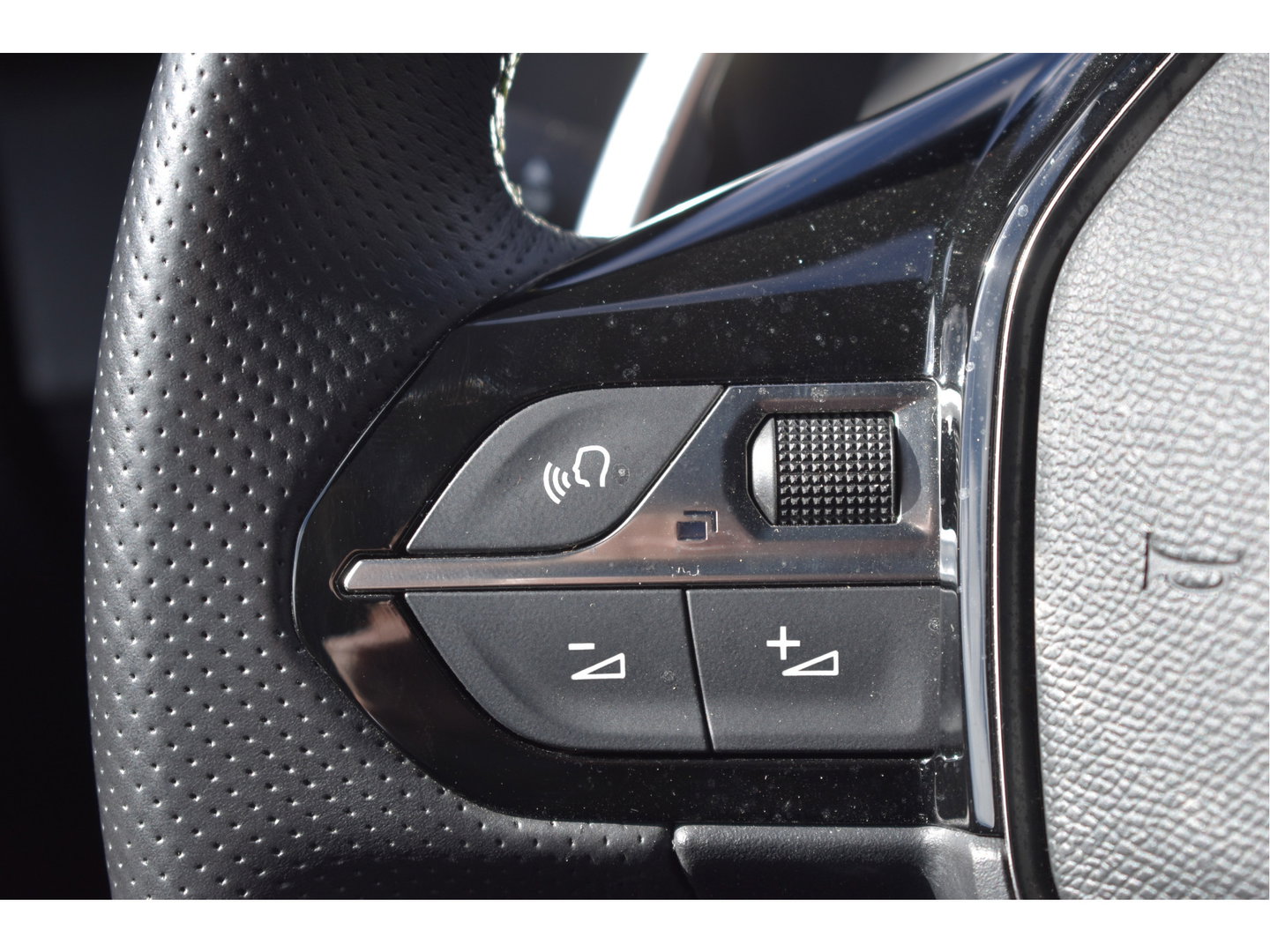 Peugeot 208 1.2 PureTech 131 pk GT-Line | Camera | Carplay | DAB | Stoelverwarming | Sfeerverlichting | Sportstoelen | Full LED