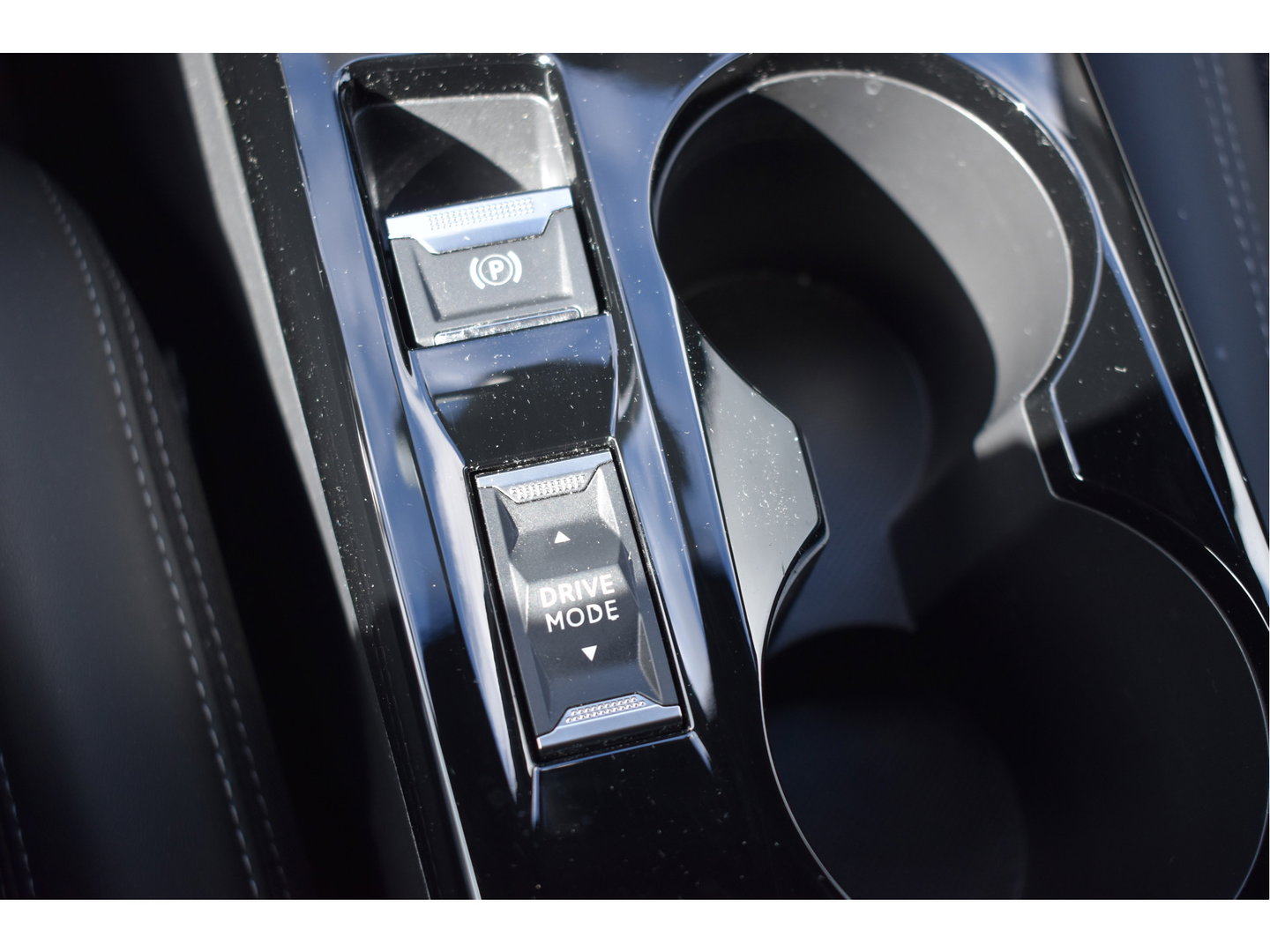 Peugeot 208 1.2 PureTech 131 pk GT-Line | Camera | Carplay | DAB | Stoelverwarming | Sfeerverlichting | Sportstoelen | Full LED