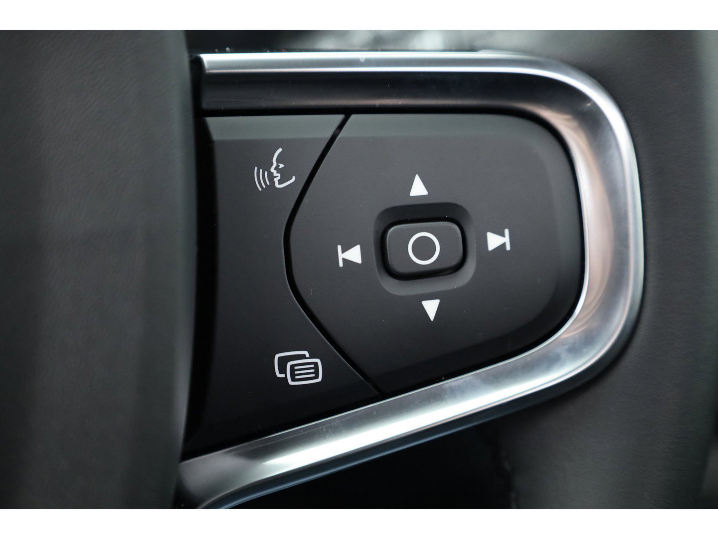 Volvo XC40 2.0 B3 Ultra Black Edition | Pano | ACC | Blis | 360 Cam | H&K Audio | Stoel & Stuur verwarming |