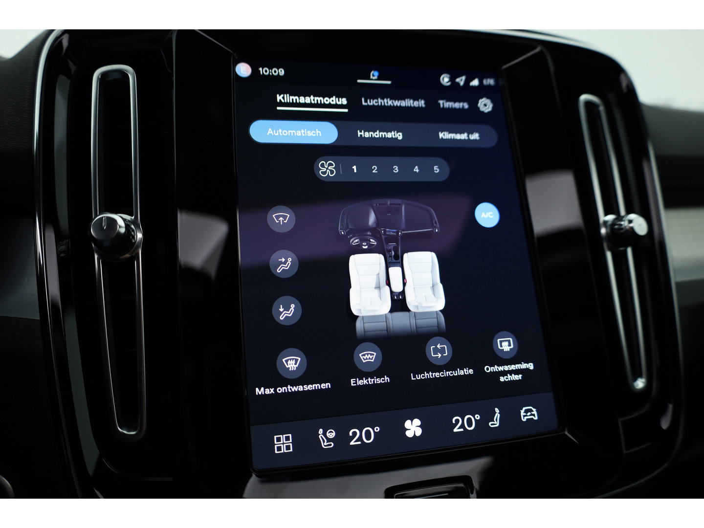 Volvo XC40 2.0 B3 Ultra Black Edition | Pano | ACC | Blis | 360 Cam | H&K Audio | Stoel & Stuur verwarming |