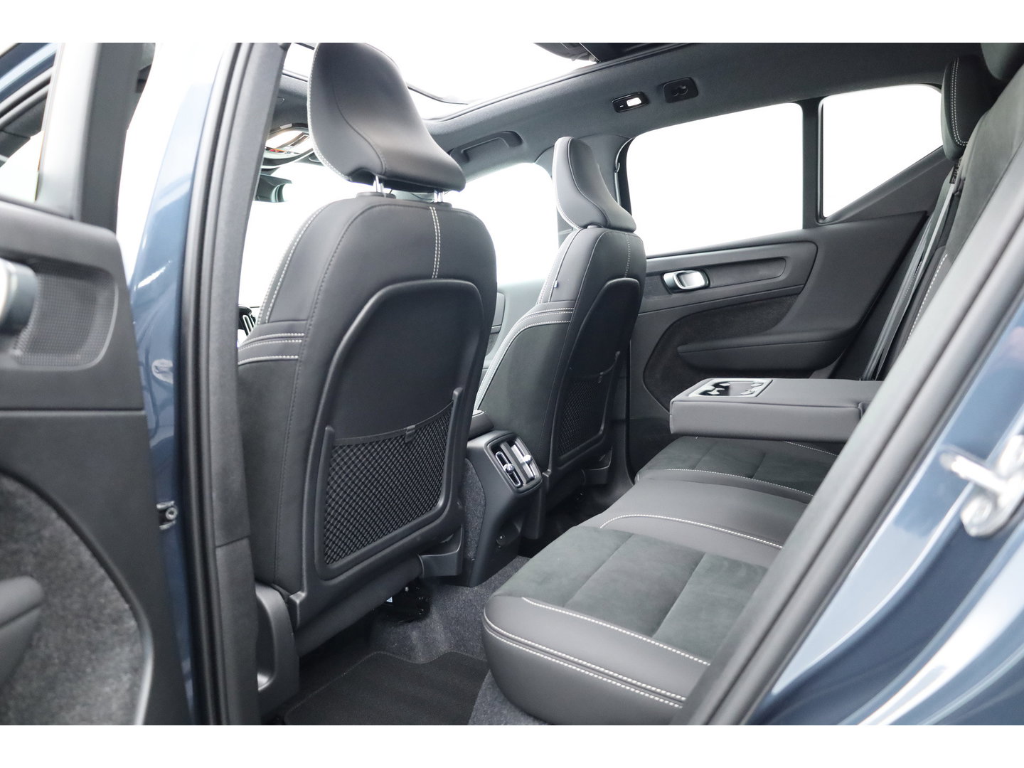 Volvo XC40 2.0 B3 Ultra Black Edition | Pano | ACC | Blis | 360 Cam | H&K Audio | Stoel & Stuur verwarming |