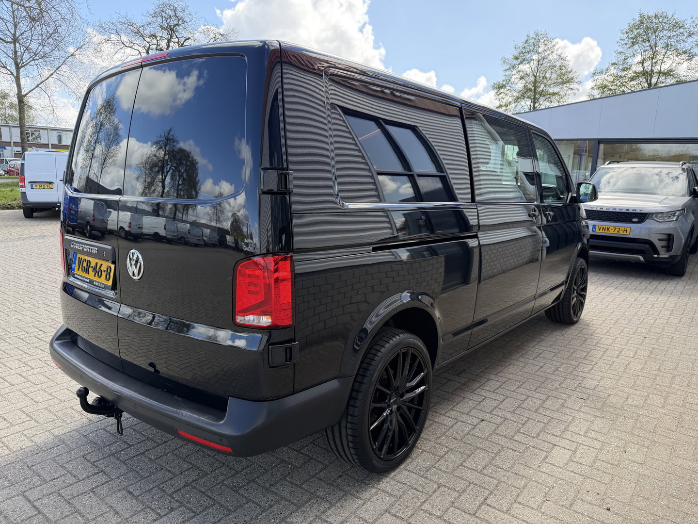 Volkswagen Transporter 2.0 TDI 150pk L2H1 30 DC 5 persoons Comfortline / vaste prijs rijklaar € 27.950 ex btw / / lease vanaf € / zwart metallic / nieuwe 20 inch velgen + banden / euro 6