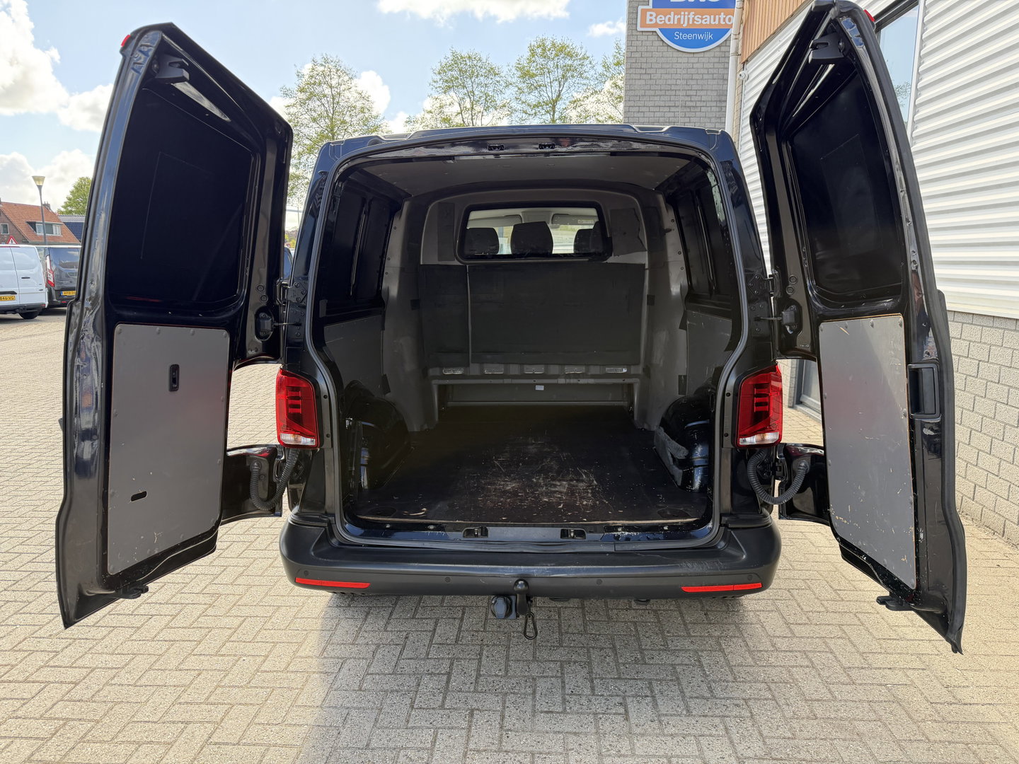 Volkswagen Transporter 2.0 TDI 150pk L2H1 30 DC 5 persoons Comfortline / vaste prijs rijklaar € 27.950 ex btw / / lease vanaf € / zwart metallic / nieuwe 20 inch velgen + banden / euro 6