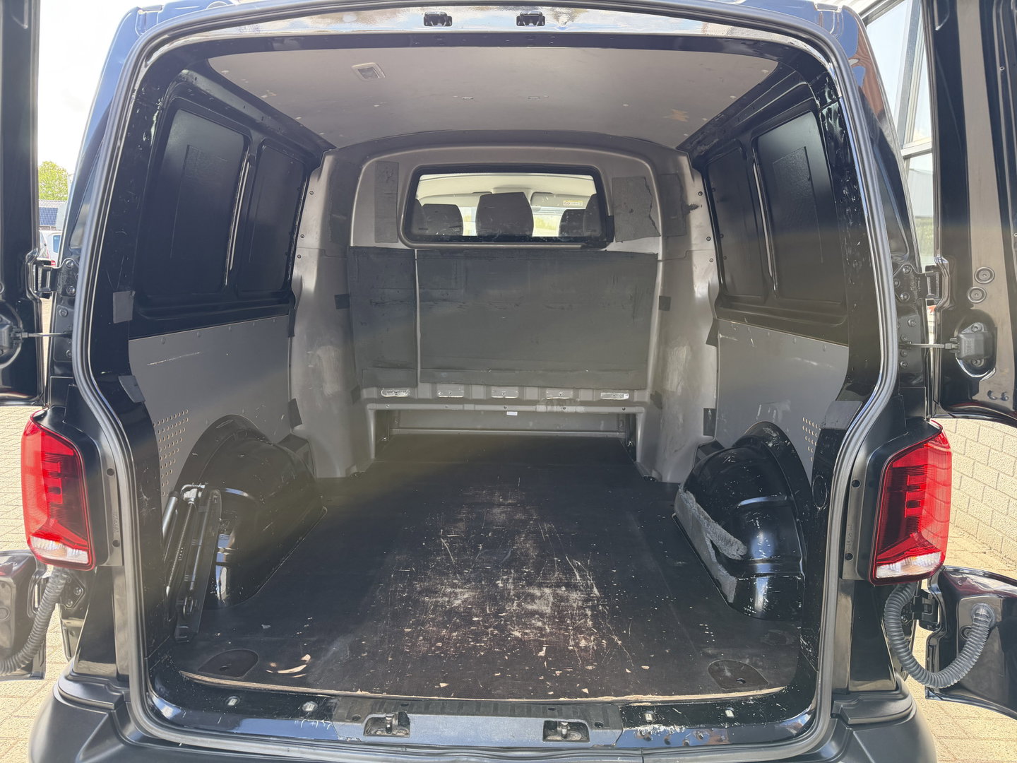 Volkswagen Transporter 2.0 TDI 150pk L2H1 30 DC 5 persoons Comfortline / vaste prijs rijklaar € 27.950 ex btw / / lease vanaf € / zwart metallic / nieuwe 20 inch velgen + banden / euro 6