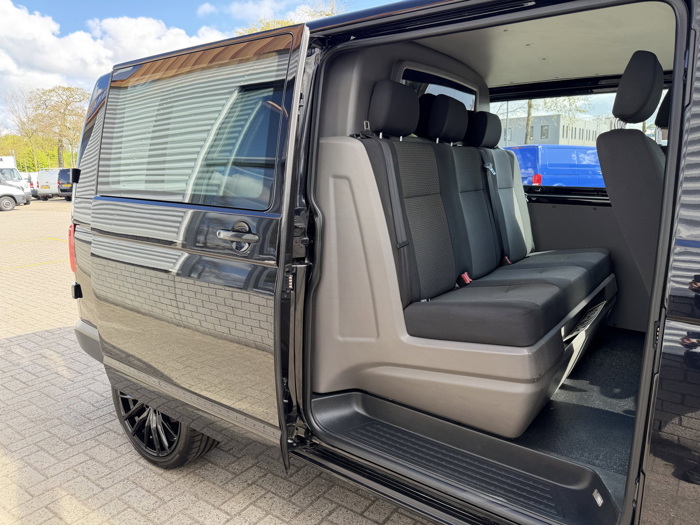 Volkswagen Transporter 2.0 TDI 150pk L2H1 30 DC 5 persoons Comfortline / vaste prijs rijklaar € 27.950 ex btw / / lease vanaf € / zwart metallic / nieuwe 20 inch velgen + banden / euro 6