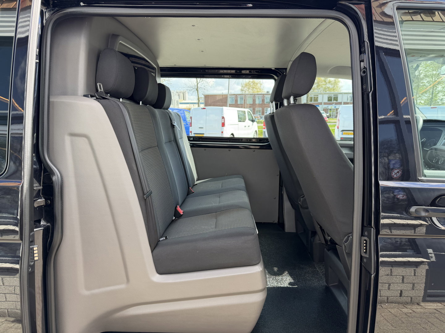 Volkswagen Transporter 2.0 TDI 150pk L2H1 30 DC 5 persoons Comfortline / vaste prijs rijklaar € 27.950 ex btw / / lease vanaf € / zwart metallic / nieuwe 20 inch velgen + banden / euro 6