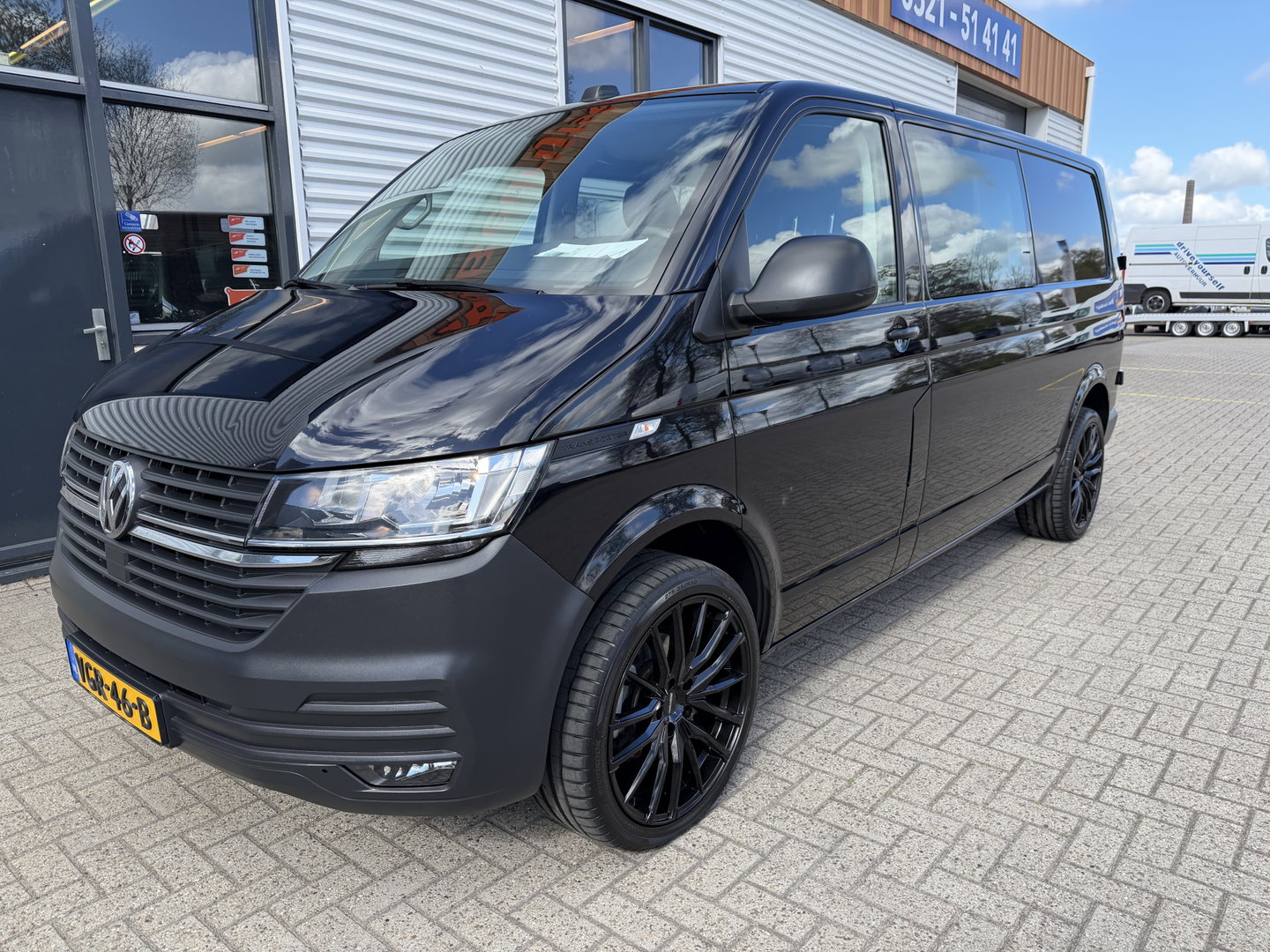 Volkswagen Transporter 2.0 TDI 150pk L2H1 30 DC 5 persoons Comfortline / vaste prijs rijklaar € 27.950 ex btw / / lease vanaf € / zwart metallic / nieuwe 20 inch velgen + banden / euro 6