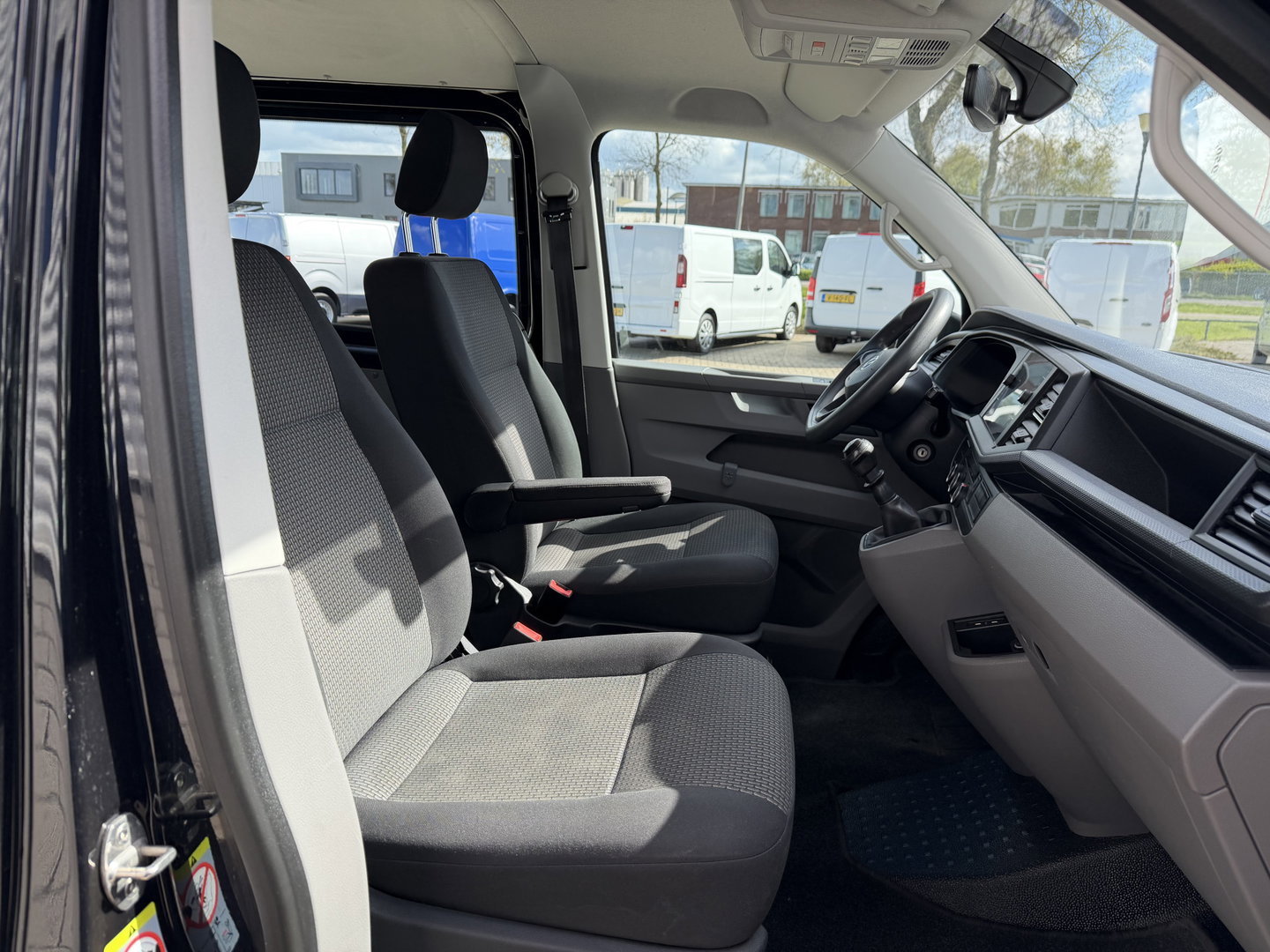 Volkswagen Transporter 2.0 TDI 150pk L2H1 30 DC 5 persoons Comfortline / vaste prijs rijklaar € 27.950 ex btw / / lease vanaf € / zwart metallic / nieuwe 20 inch velgen + banden / euro 6