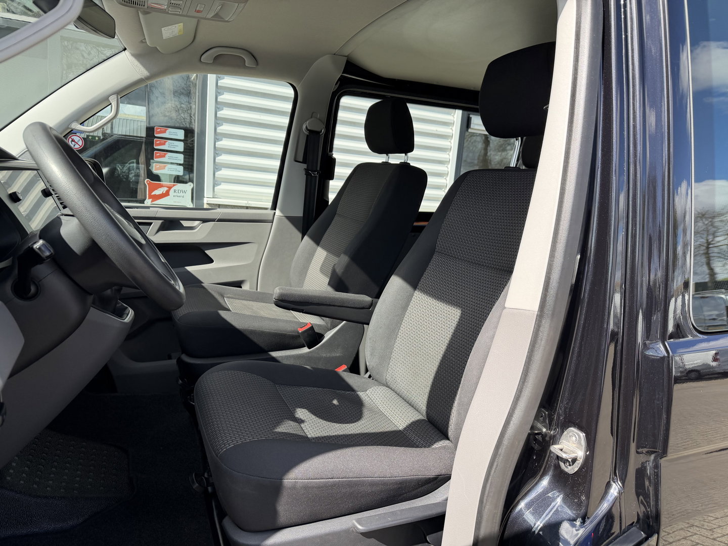 Volkswagen Transporter 2.0 TDI 150pk L2H1 30 DC 5 persoons Comfortline / vaste prijs rijklaar € 27.950 ex btw / / lease vanaf € / zwart metallic / nieuwe 20 inch velgen + banden / euro 6