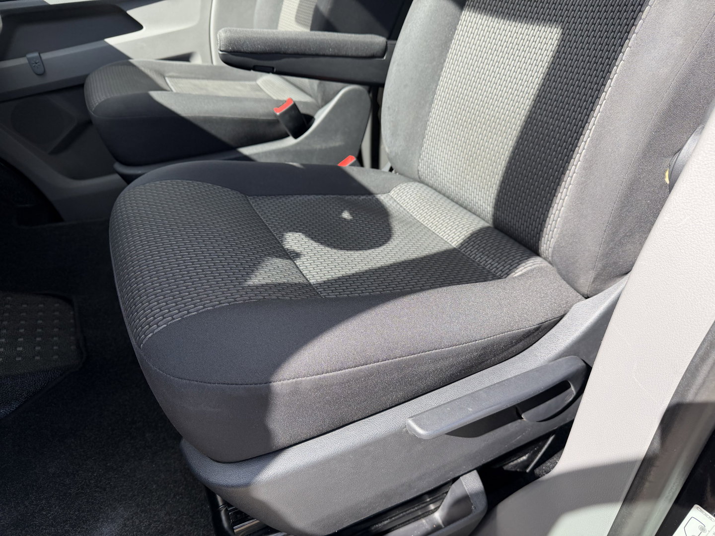 Volkswagen Transporter 2.0 TDI 150pk L2H1 30 DC 5 persoons Comfortline / vaste prijs rijklaar € 27.950 ex btw / / lease vanaf € / zwart metallic / nieuwe 20 inch velgen + banden / euro 6